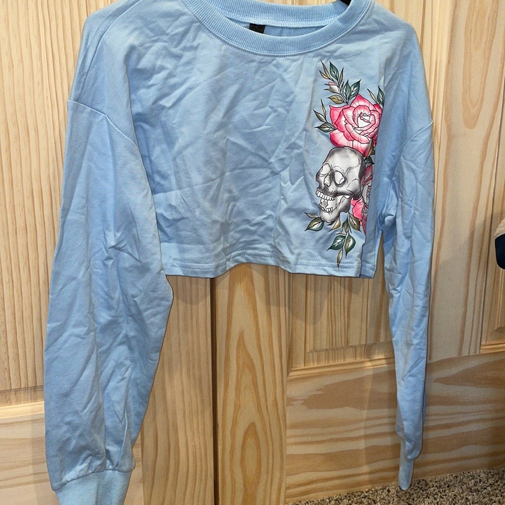 Crop top skull long sleeve shirt